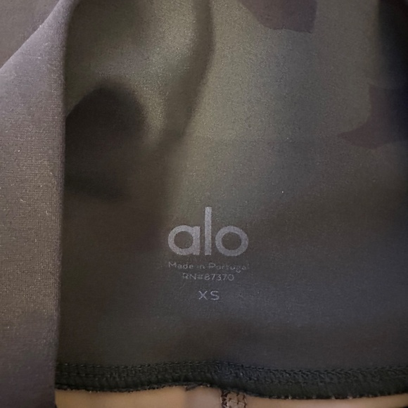 Alo Yoga Black and Gray Camo High Waist Leggings | Size XS - Picture 8 of 11
